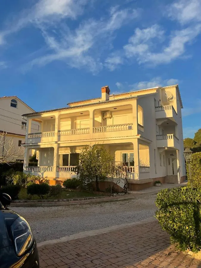 Apartment Apartmani Devcic Palit Croatia