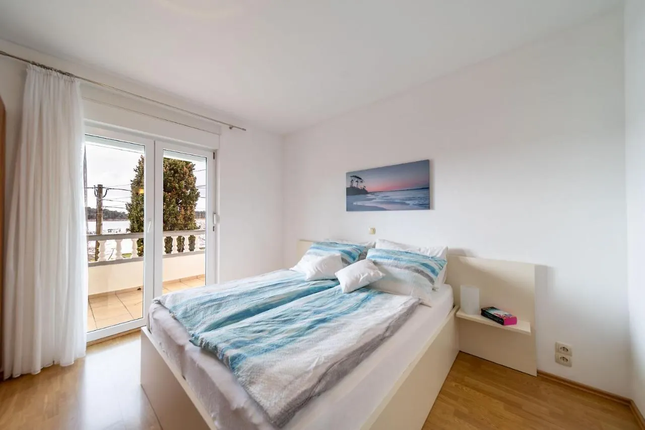 Apartmani Devcic Palit 0*,